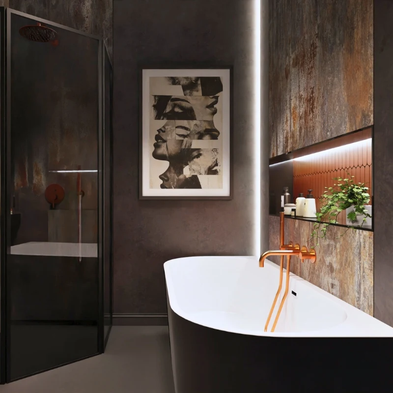 Ciemna łazienka z nowoczesną wanną, szklanym prysznicem i rdzawej stylistyce na ścianach