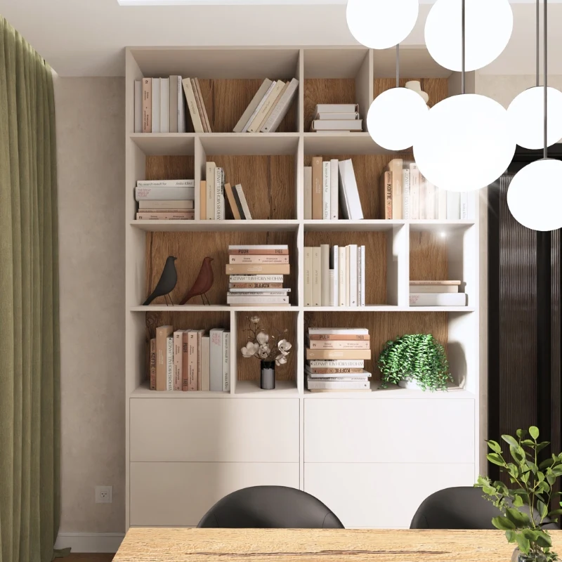 Nowoczesne półki z książkami, dekoracjami i roślinami w jasnym wnętrzu